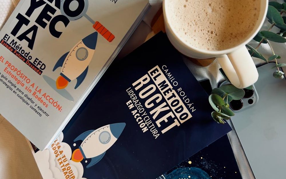 Los tres libros de La Empresa Positiva: Cultura 52, El Método ROCKET y PROYECTA